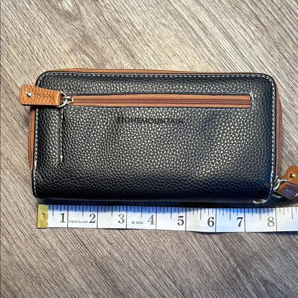 Stone Mountain Pebbled Leather Wallet - Picture 5 of 9